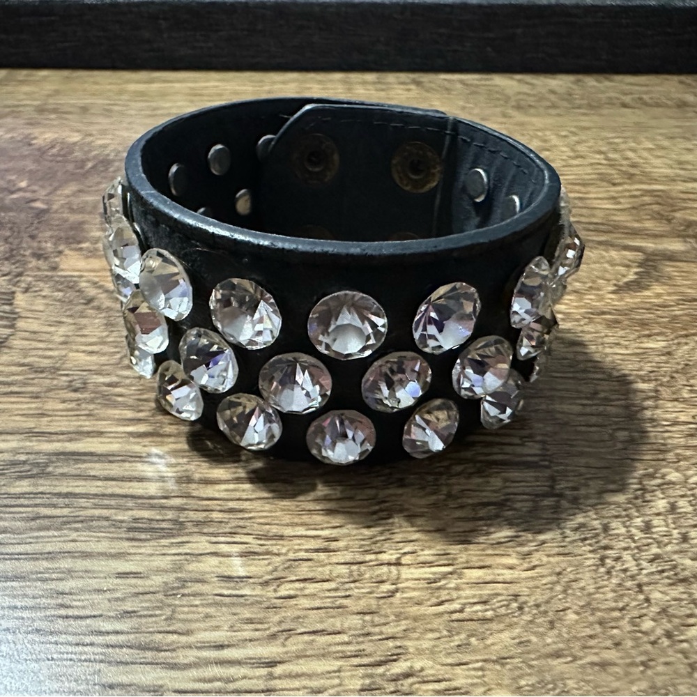 Gorgeous black leather adjustable cuff bracelet covered in rhinestones - Picture 7 of 8